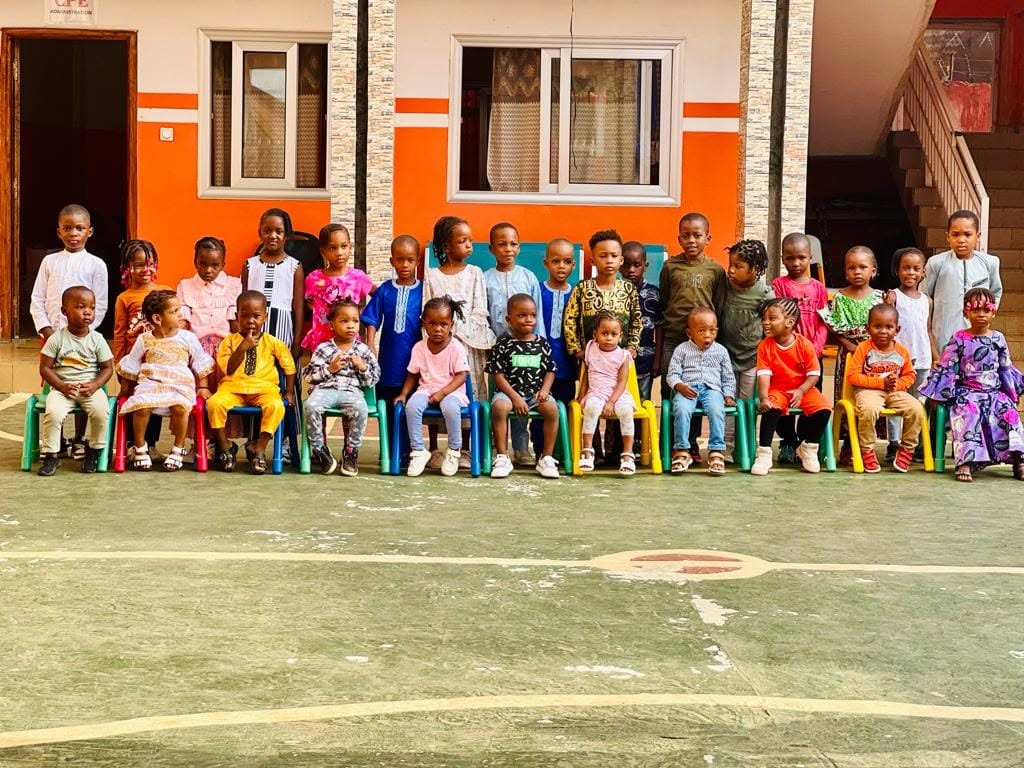 Élèves de maternelle dans la cour de l'école